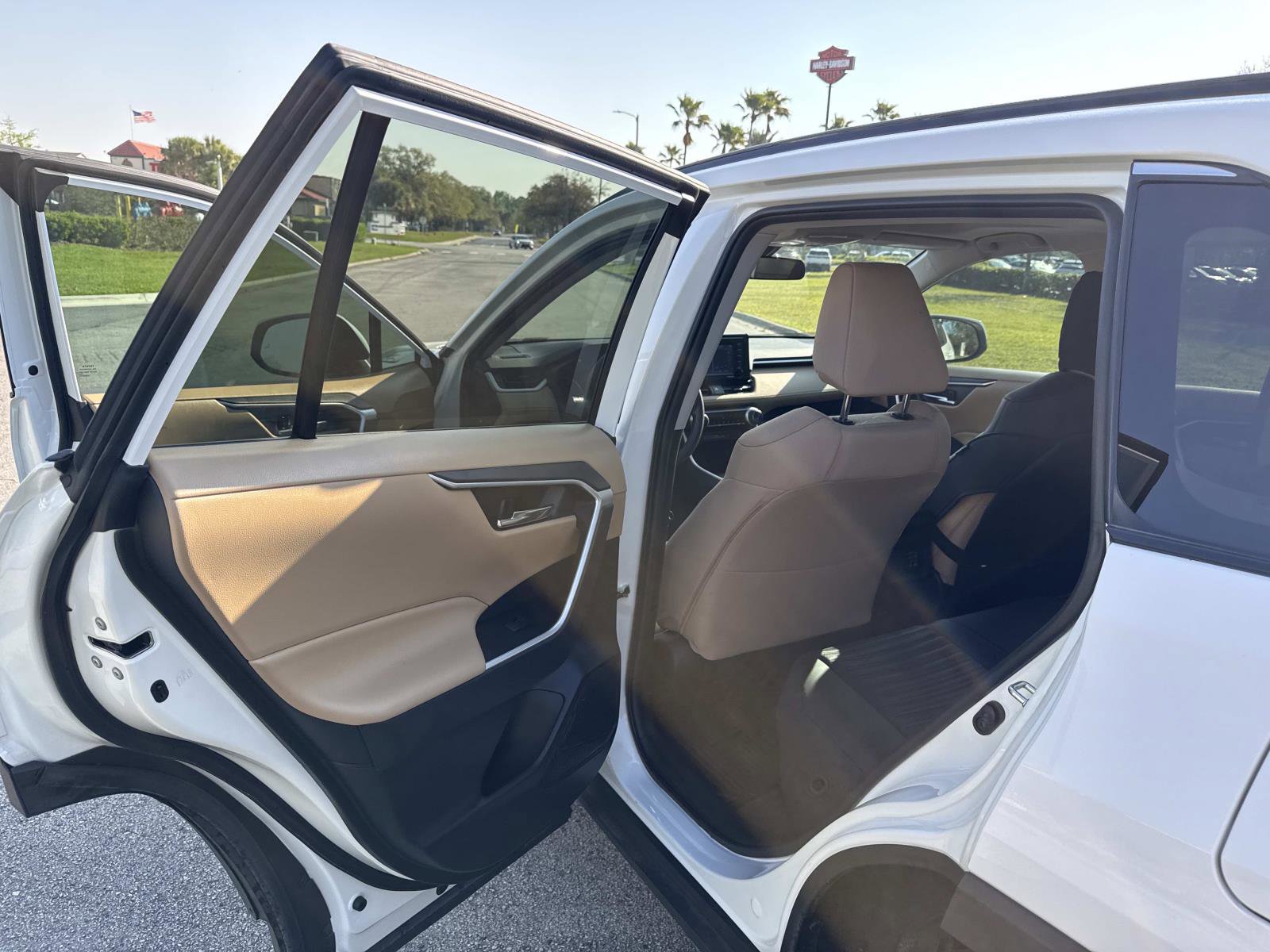 Used 2021 Toyota RAV4 XLE w/ Convenience Package image 13