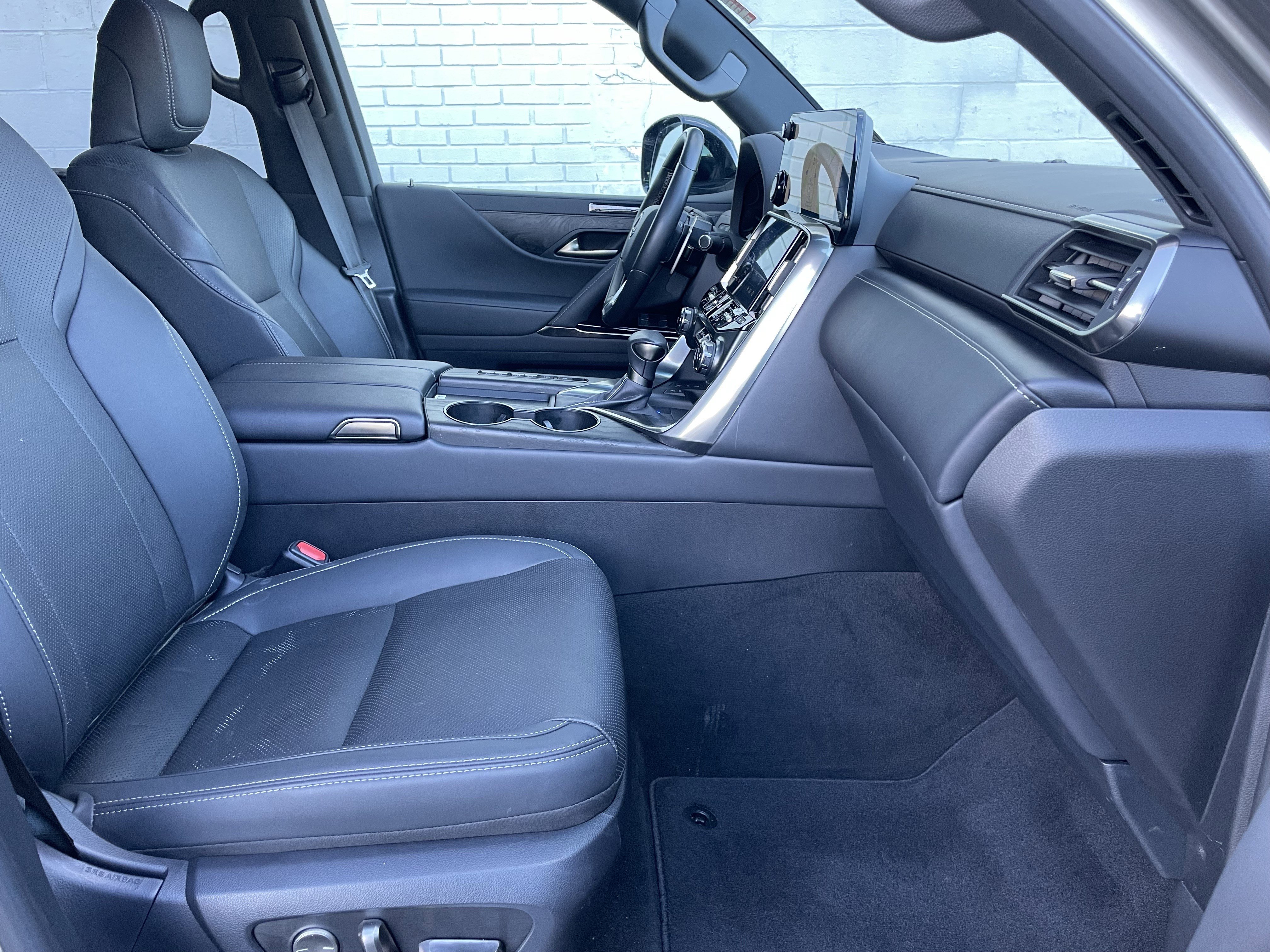 Used 2024 Lexus LX 600 4WD w/ Luxury Package image 15