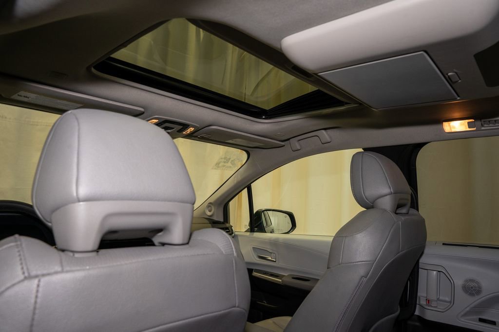 Used 2025 Toyota Sienna XLE image 10