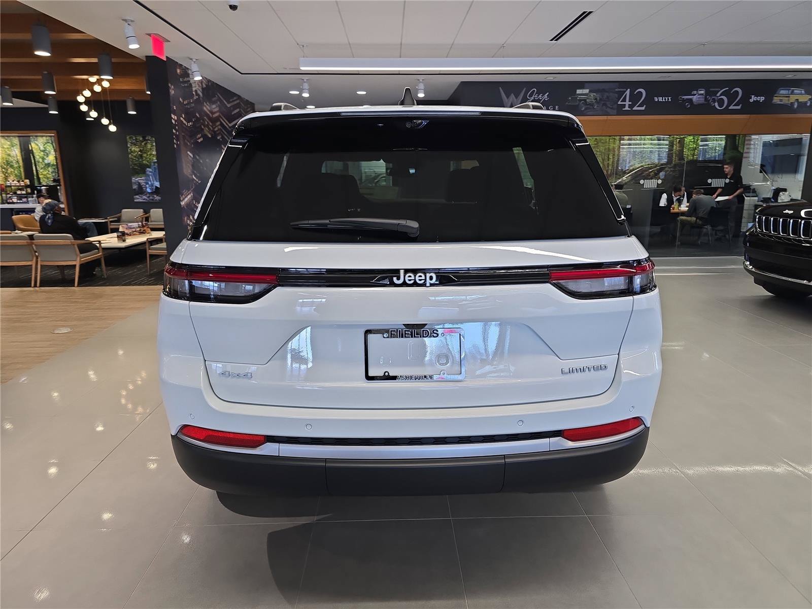 New 2026 Jeep Grand Cherokee Limited w/ Luxury Tech Group II AWD/4WD image 4