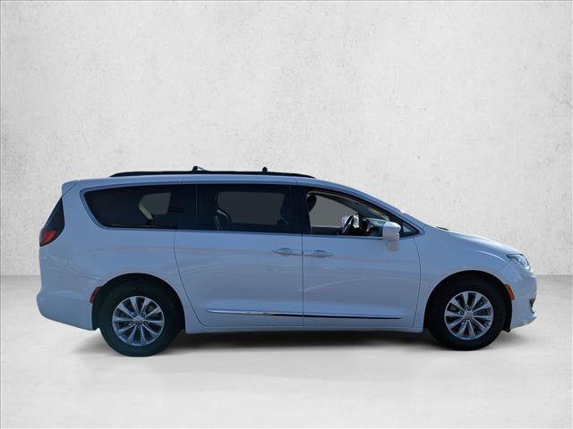 Used 2017 Chrysler Pacifica Touring-L FWD video 4