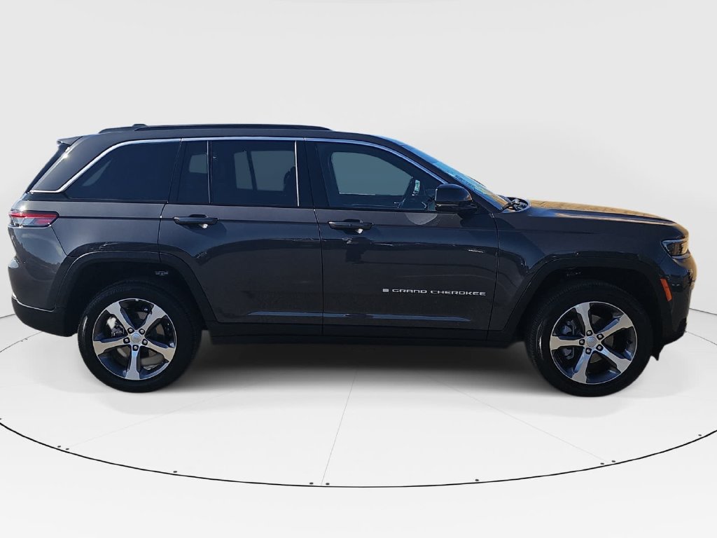 Used 2026 Jeep Grand Cherokee Limited AWD/4WD image 2