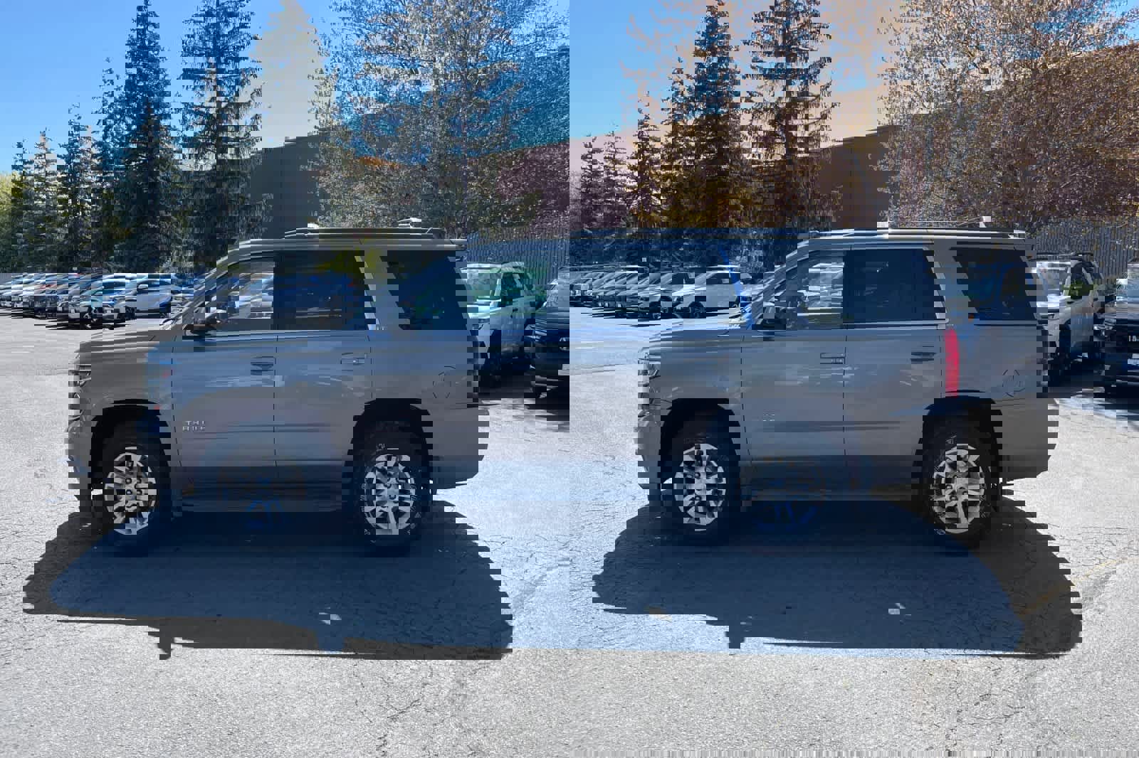 Used 2017 Chevrolet Tahoe LT w/ Luxury Package AWD/4WD image 2