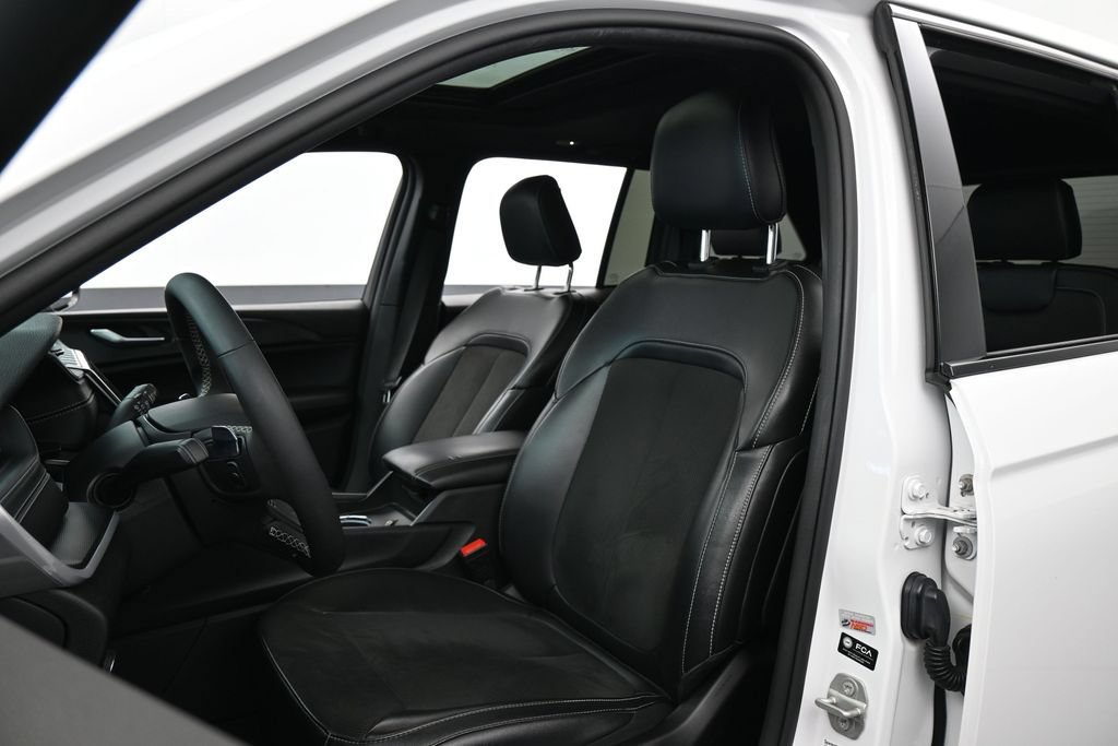 Used 2024 Jeep Grand Cherokee Altitude RWD image 10