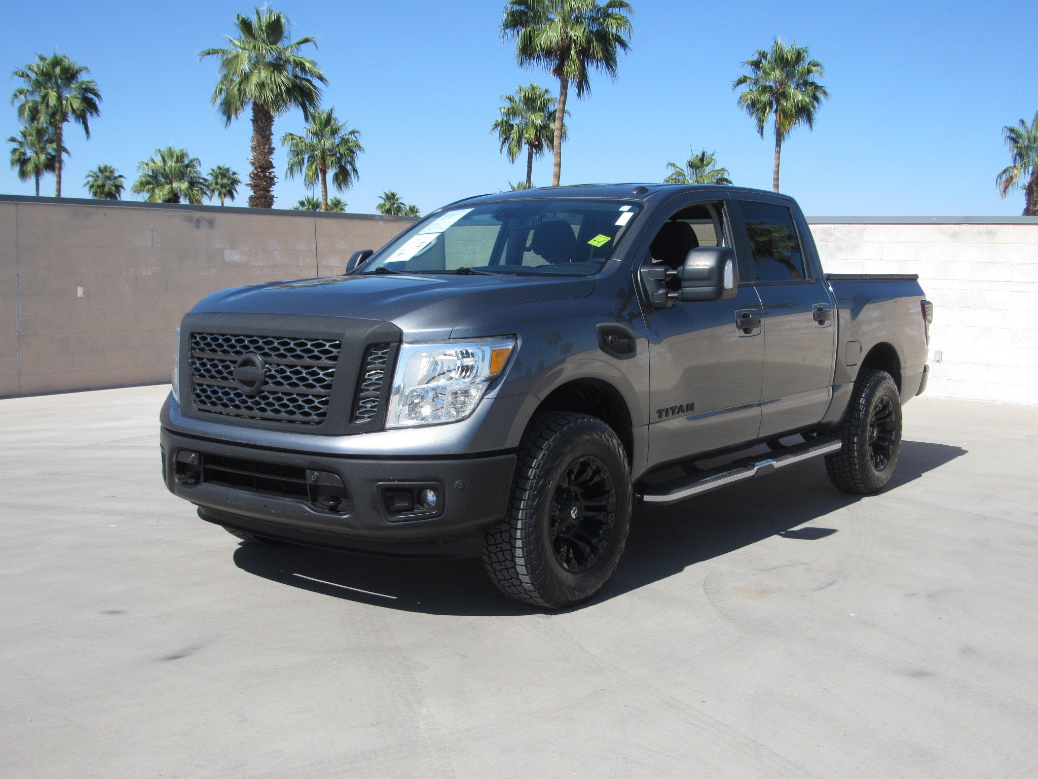 Used 2017 Nissan Titan SV image 1