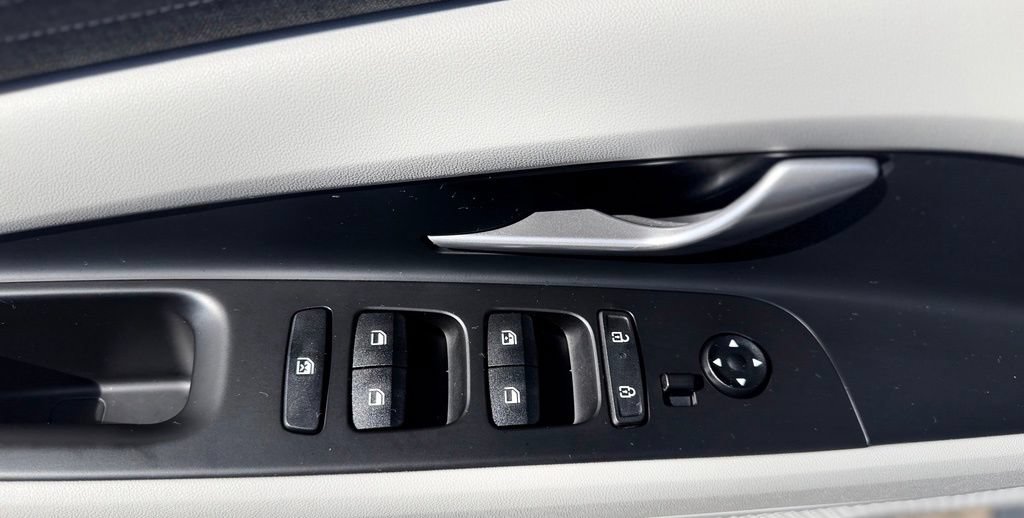 Used 2024 Hyundai Elantra Limited FWD image 19