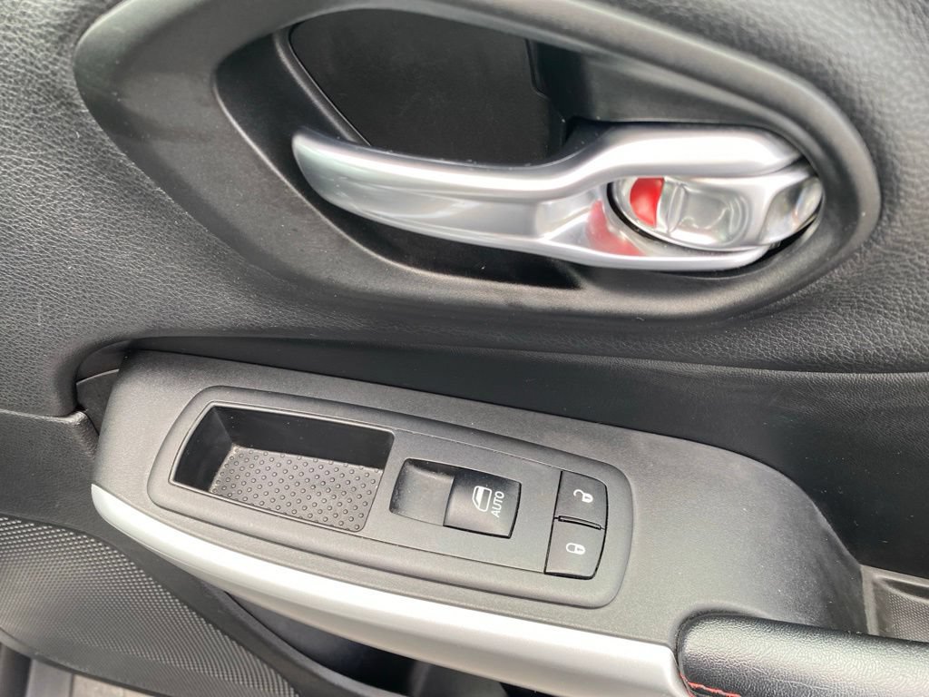 Used 2018 Jeep Cherokee Trailhawk AWD/4WD image 37