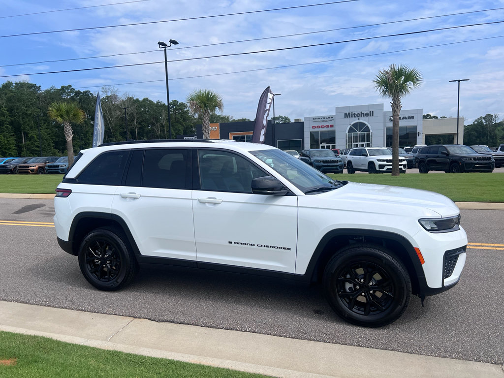 New 2026 Jeep Grand Cherokee Altitude AWD/4WD image 2