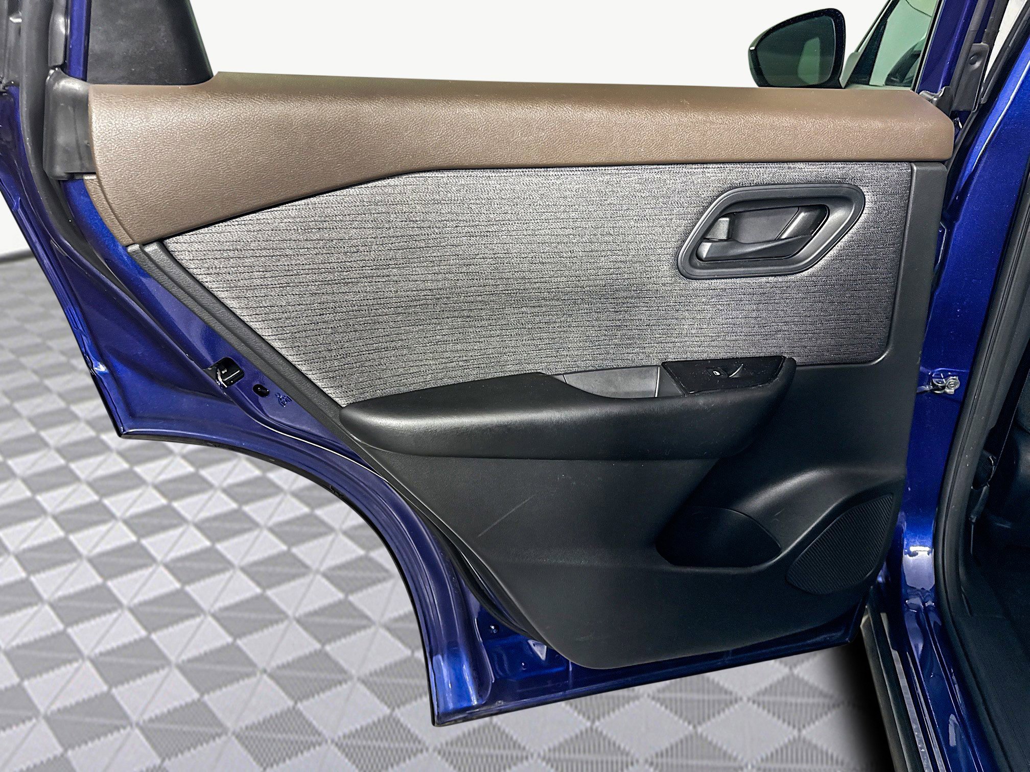 Used 2023 Nissan Rogue S image 26