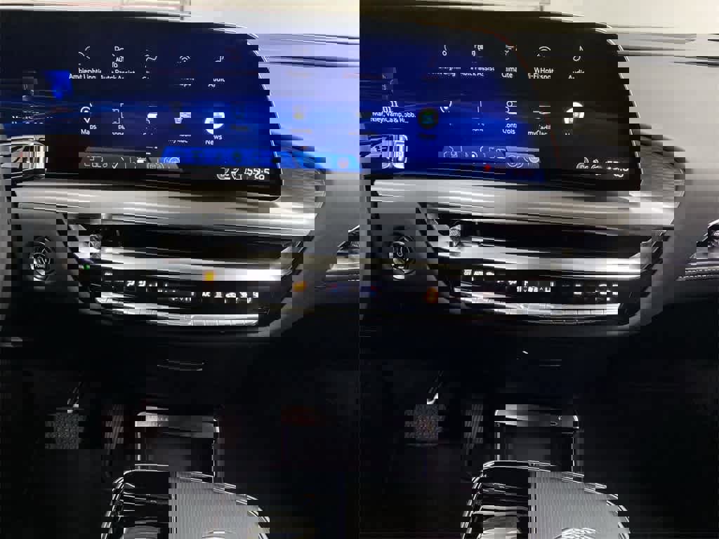 Certified 2025 Cadillac Lyriq Luxury image 24