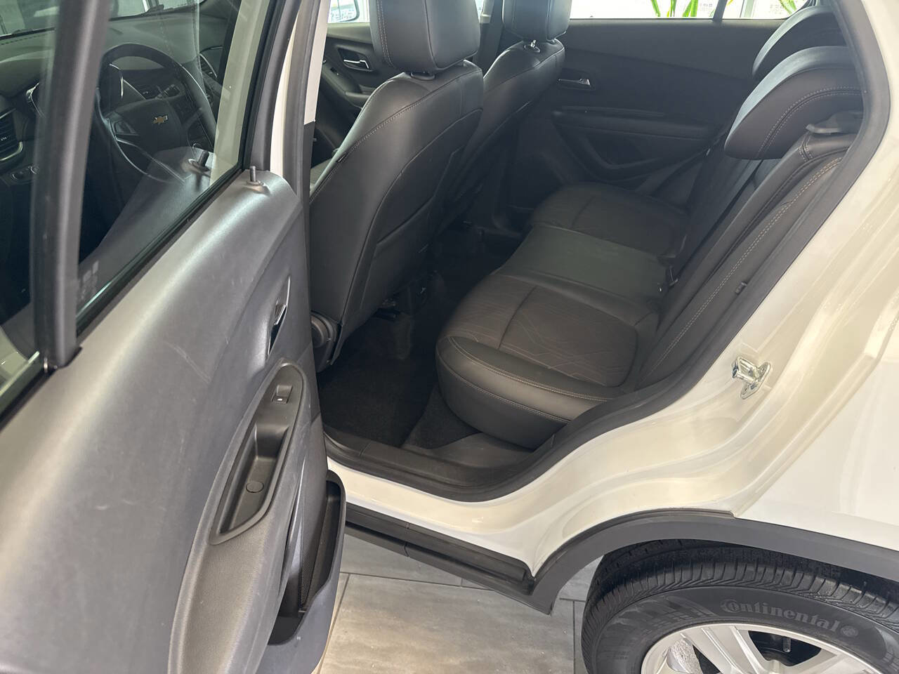 Used 2020 Chevrolet Trax LT w/ Sun & Sound Package image 21