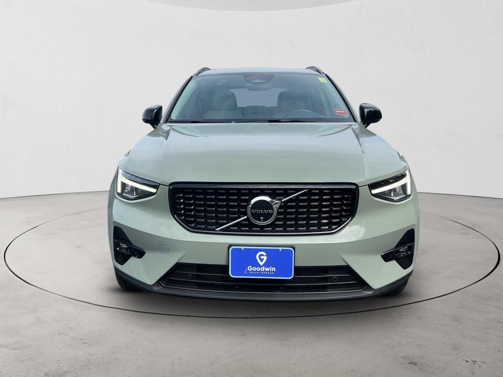 Certified 2025 Volvo XC40 B5 Plus AWD/4WD image 8