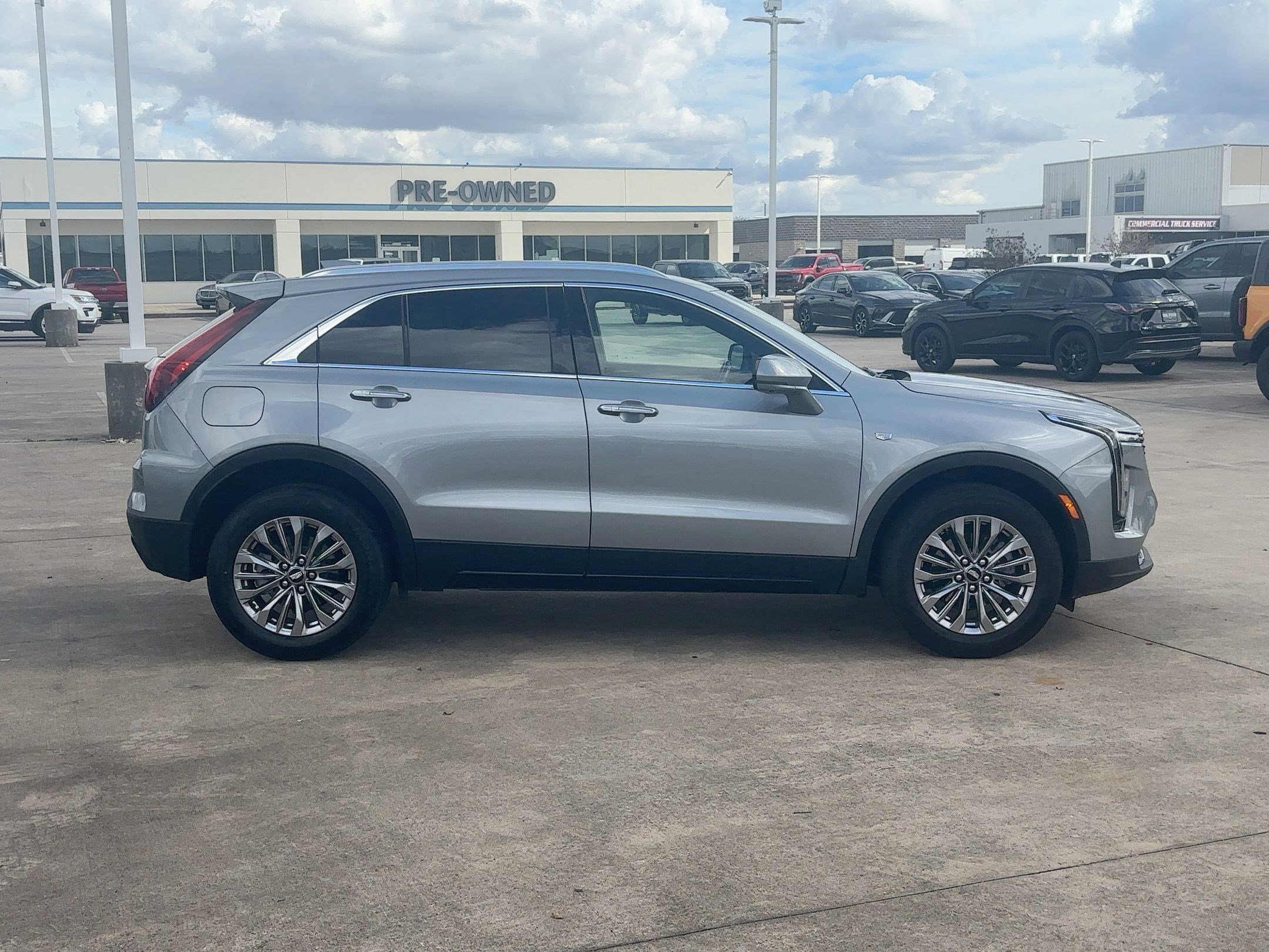 Used 2025 Cadillac XT4 Premium Luxury image 2