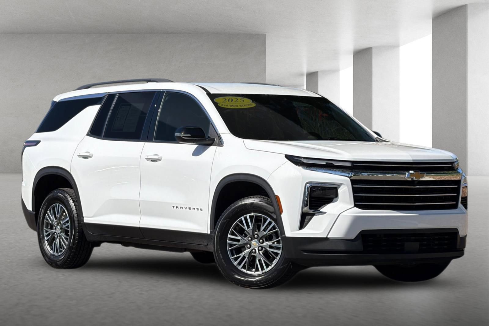 Used 2025 Chevrolet Traverse LT FWD image 2