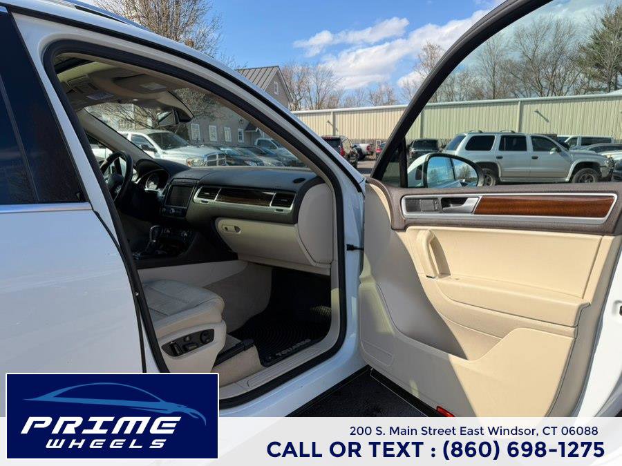 Used 2016 Volkswagen Touareg Lux AWD/4WD image 16