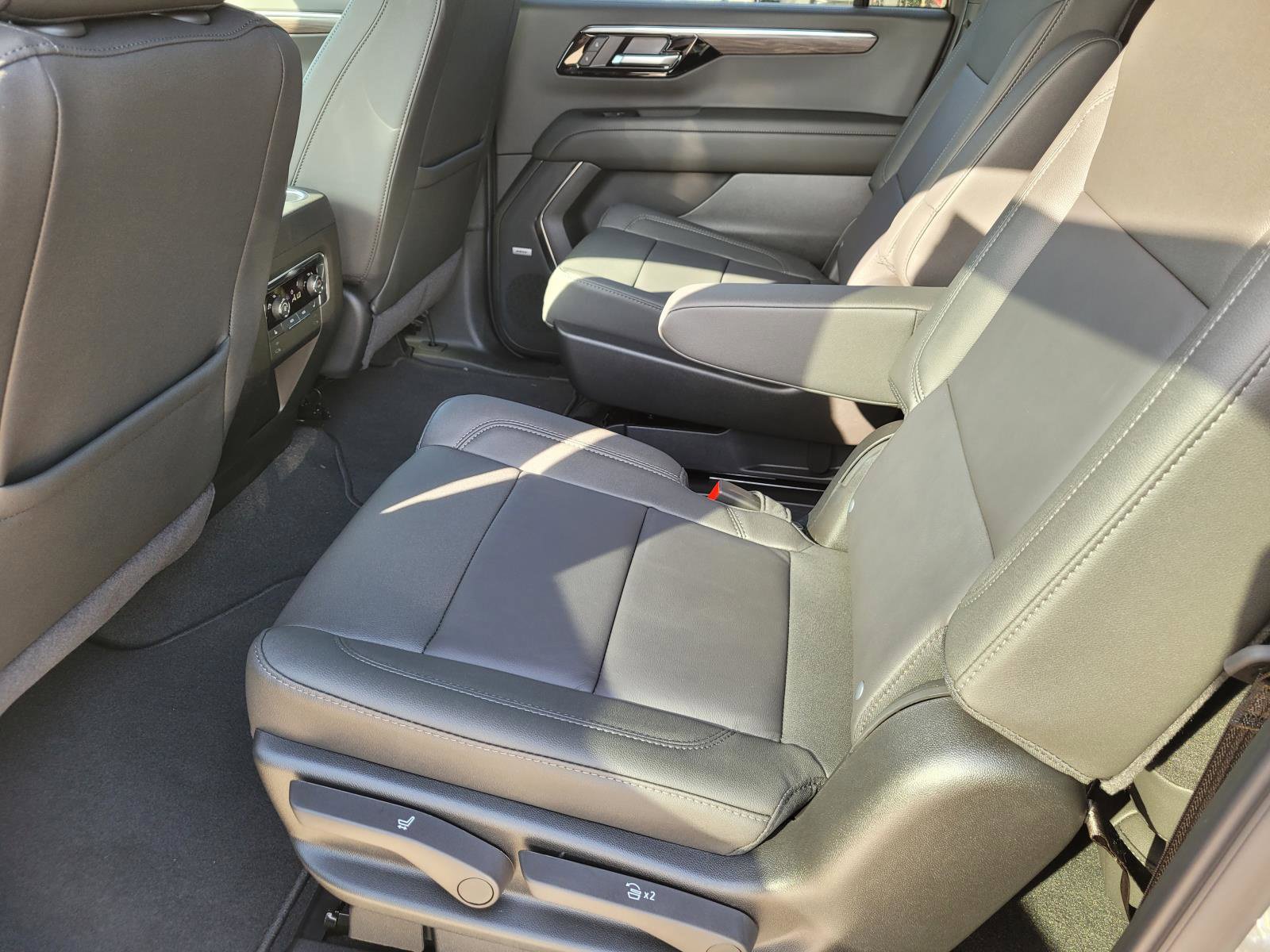 New 2026 Chevrolet Suburban Z71 w/ Z71 Off-Road Package AWD/4WD image 11