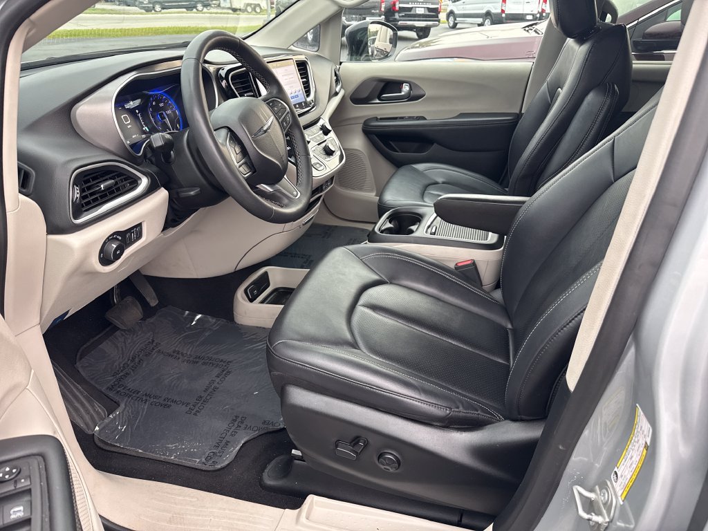 Used 2024 Chrysler Pacifica Touring-L FWD image 18