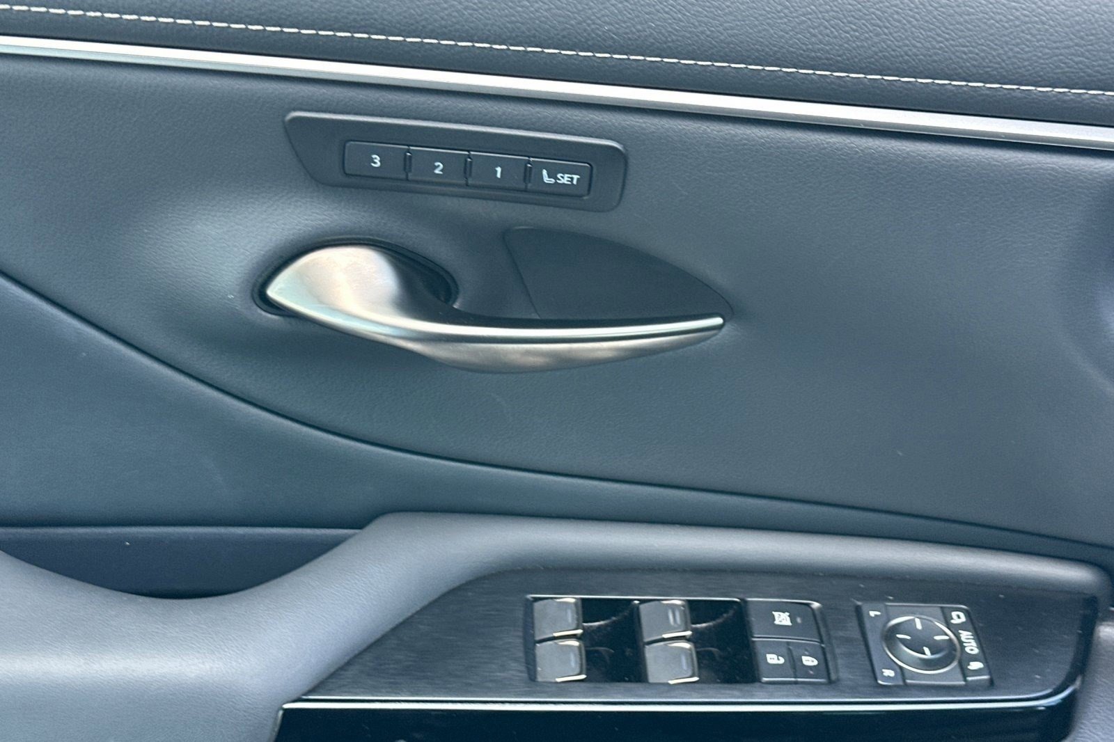 Certified 2025 Lexus ES 350 w/ Premium Package FWD image 14
