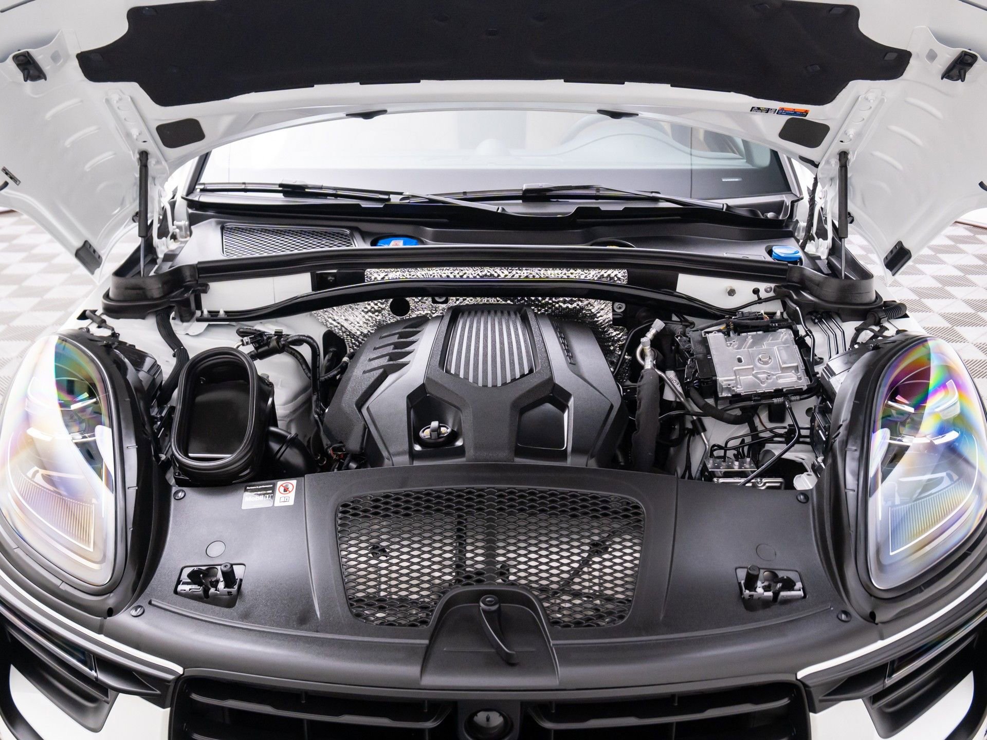 Certified 2025 Porsche Macan image 29