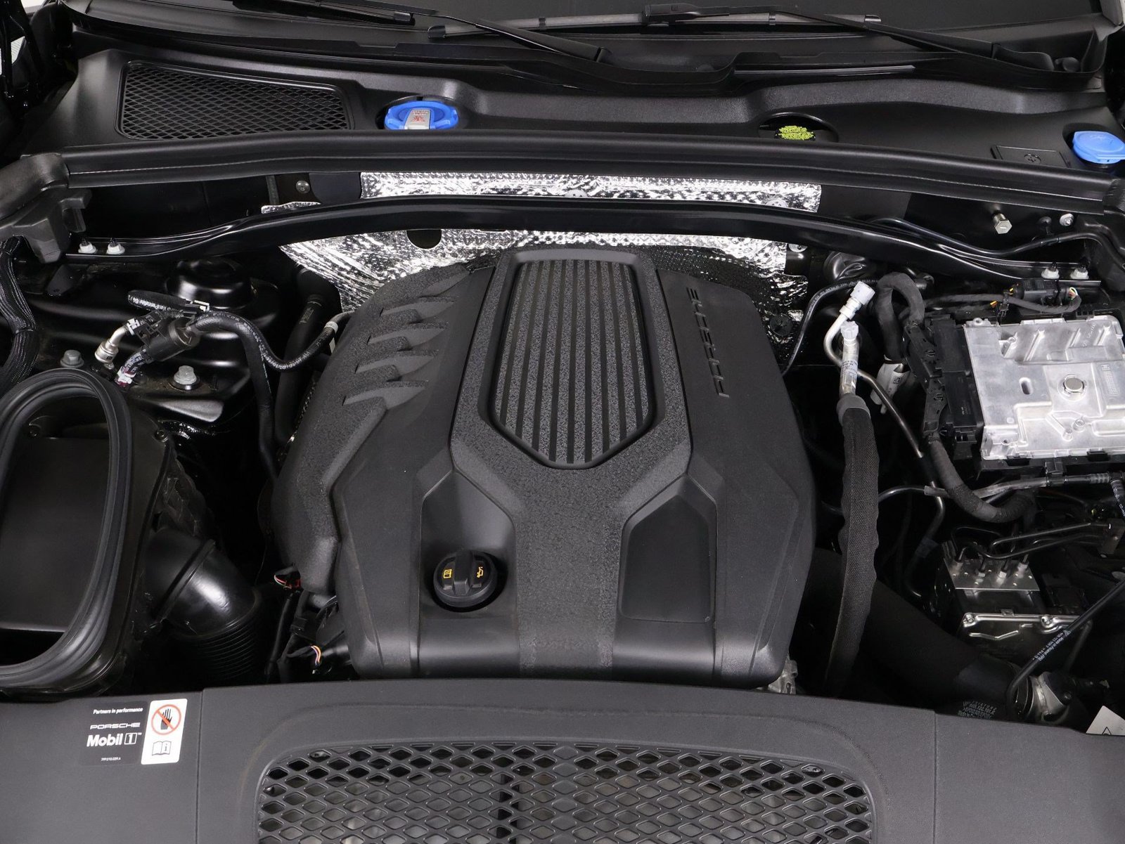 Certified 2026 Porsche Macan AWD/4WD image 26