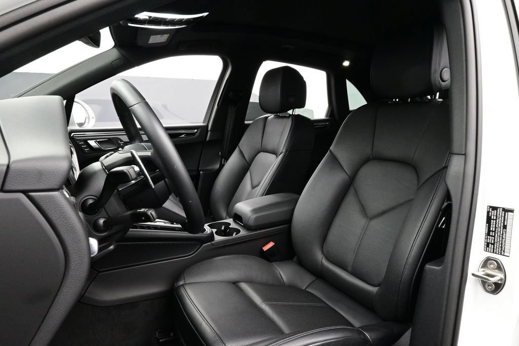 Certified 2025 Porsche Macan AWD/4WD image 5
