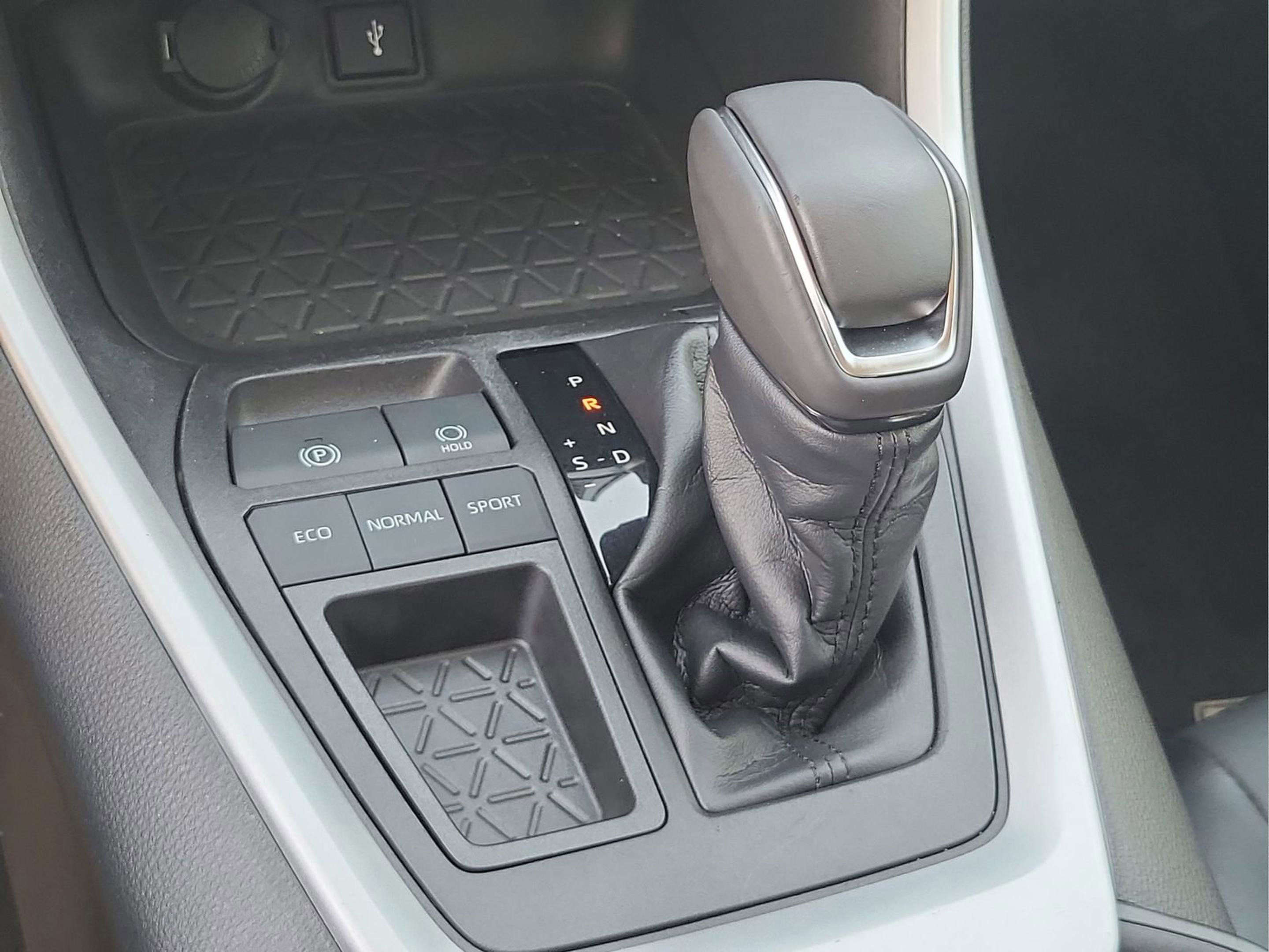 Used 2022 Toyota RAV4 XLE Premium image 15