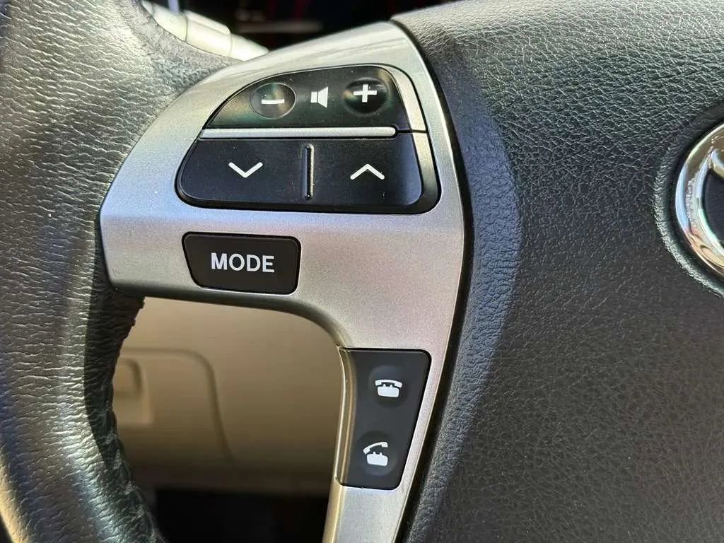 Used 2012 Toyota Highlander SE w/ Tow Pkg image 10