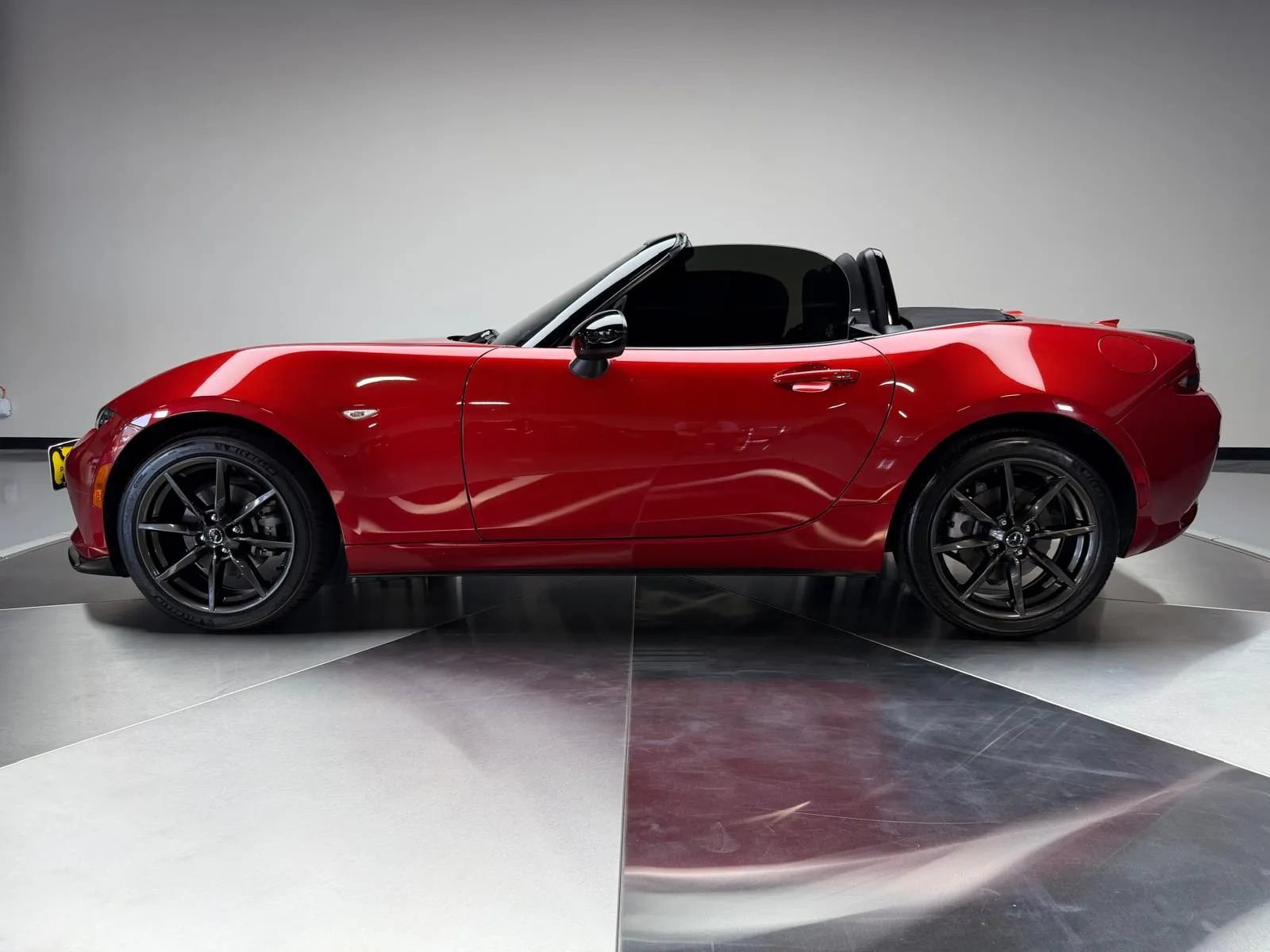 Used 2016 MAZDA MX-5 Miata Club RWD image 4