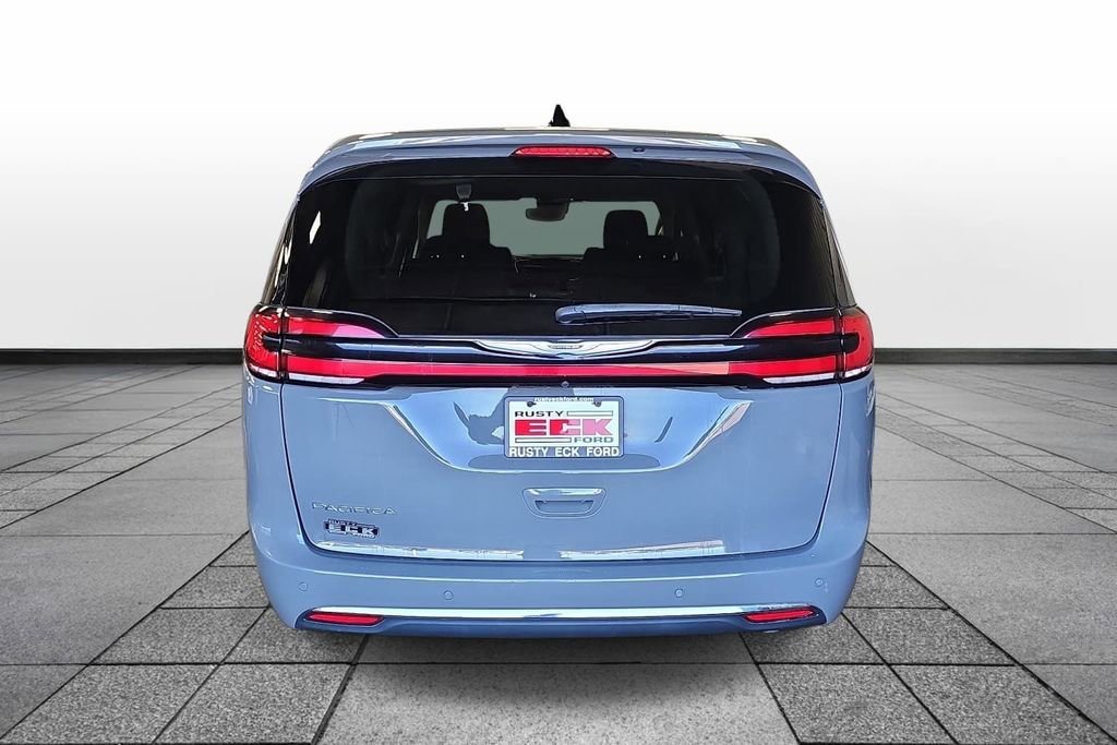 Used 2023 Chrysler Pacifica Touring-L FWD image 5