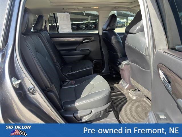 Used 2022 Toyota Highlander Platinum AWD/4WD image 18
