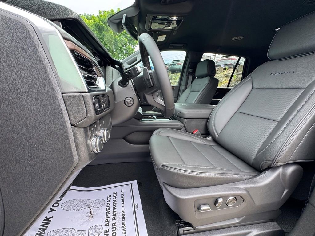 Used 2026 GMC Yukon Denali AWD/4WD image 15