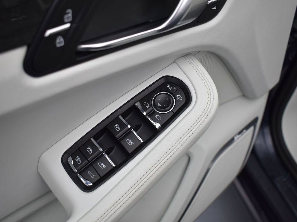 Used 2020 Porsche Macan Turbo image 9