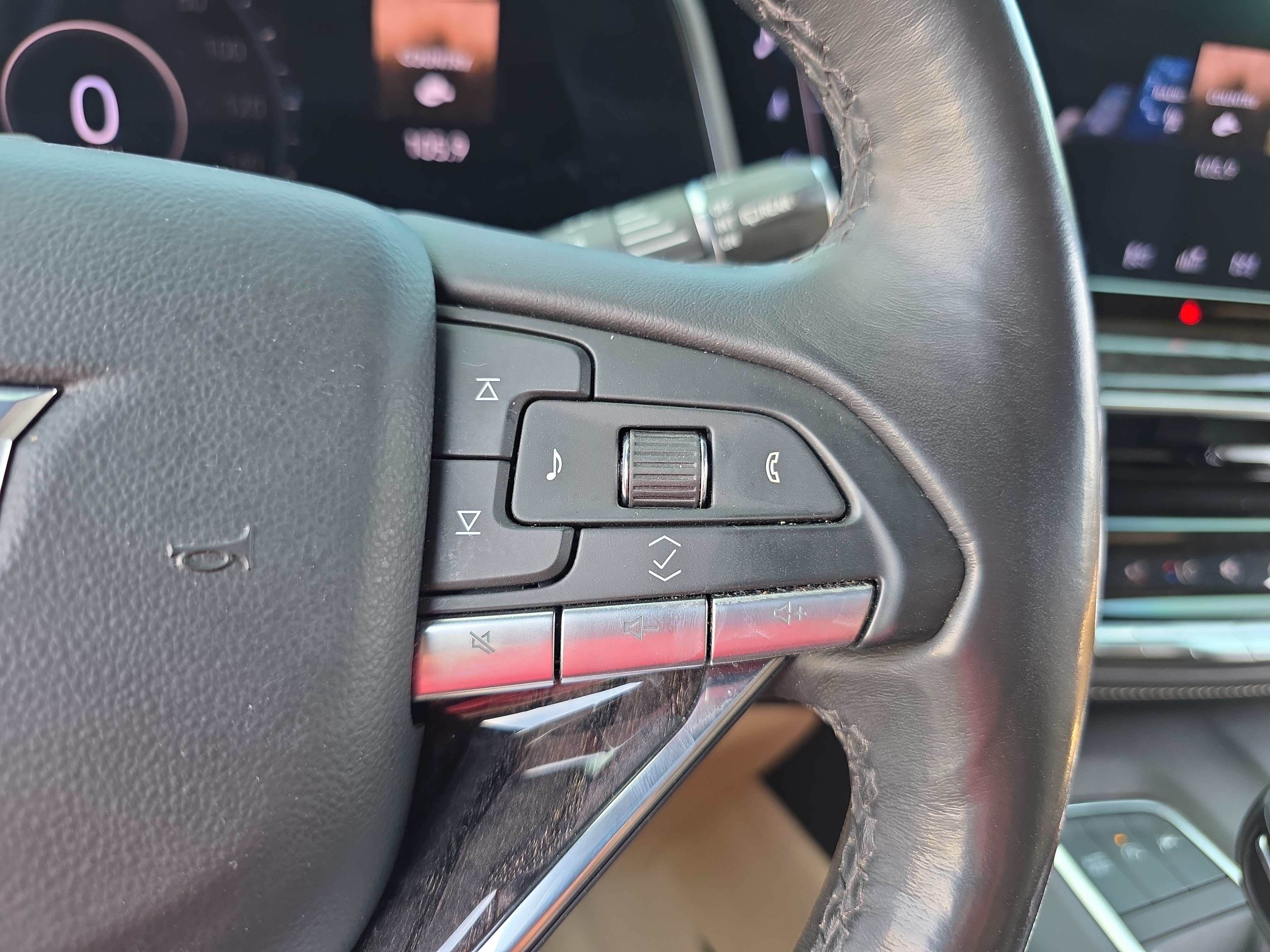 Used 2023 Cadillac Escalade Premium Luxury AWD/4WD image 23