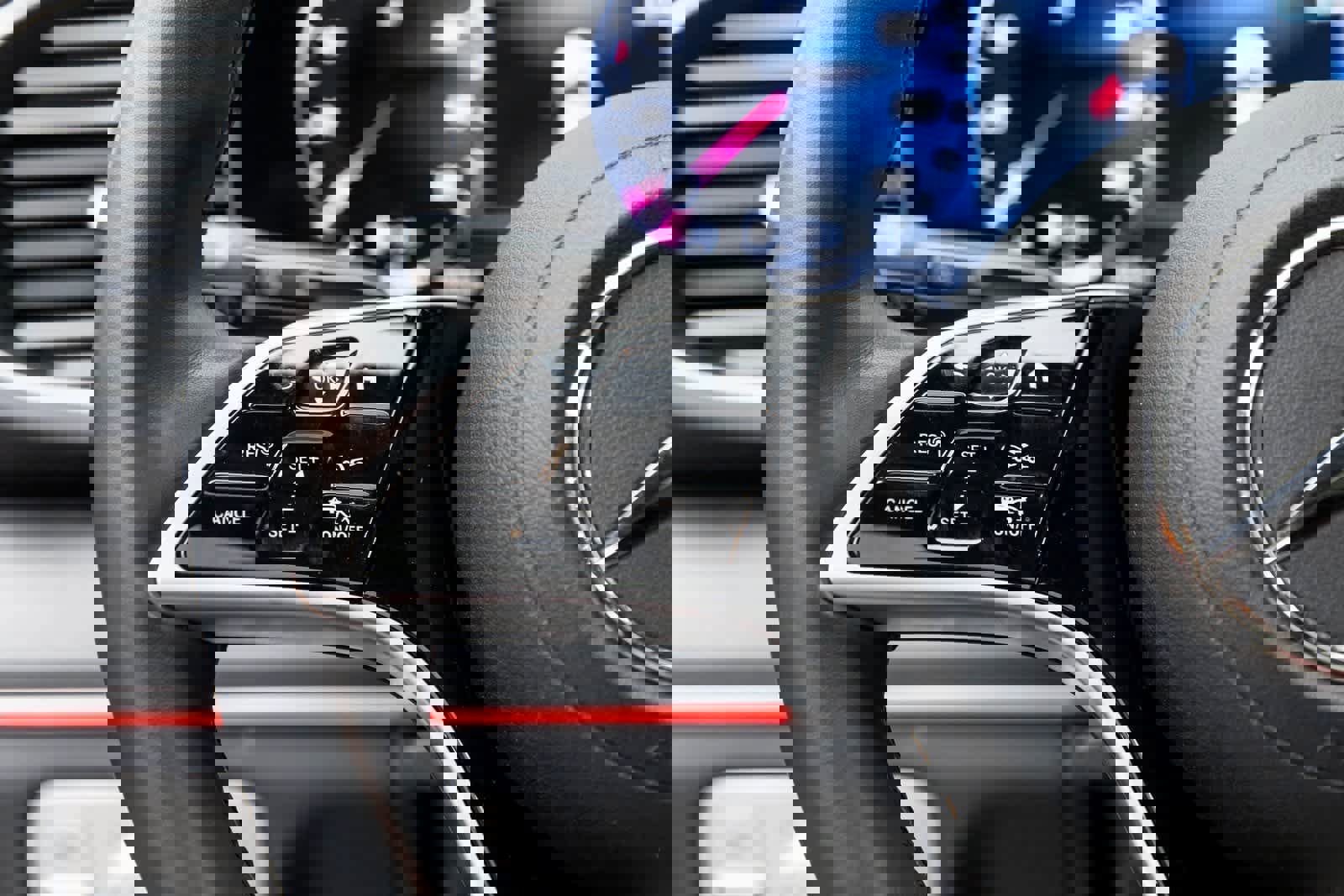 Used 2025 Mercedes-Benz GLE 450e 4MATIC w/ Driver Assistance Package image 31