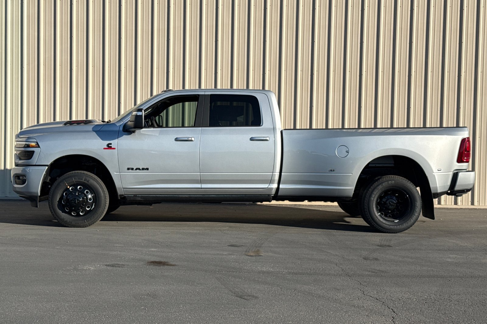 New 2026 RAM 3500 Laramie AWD/4WD image 9