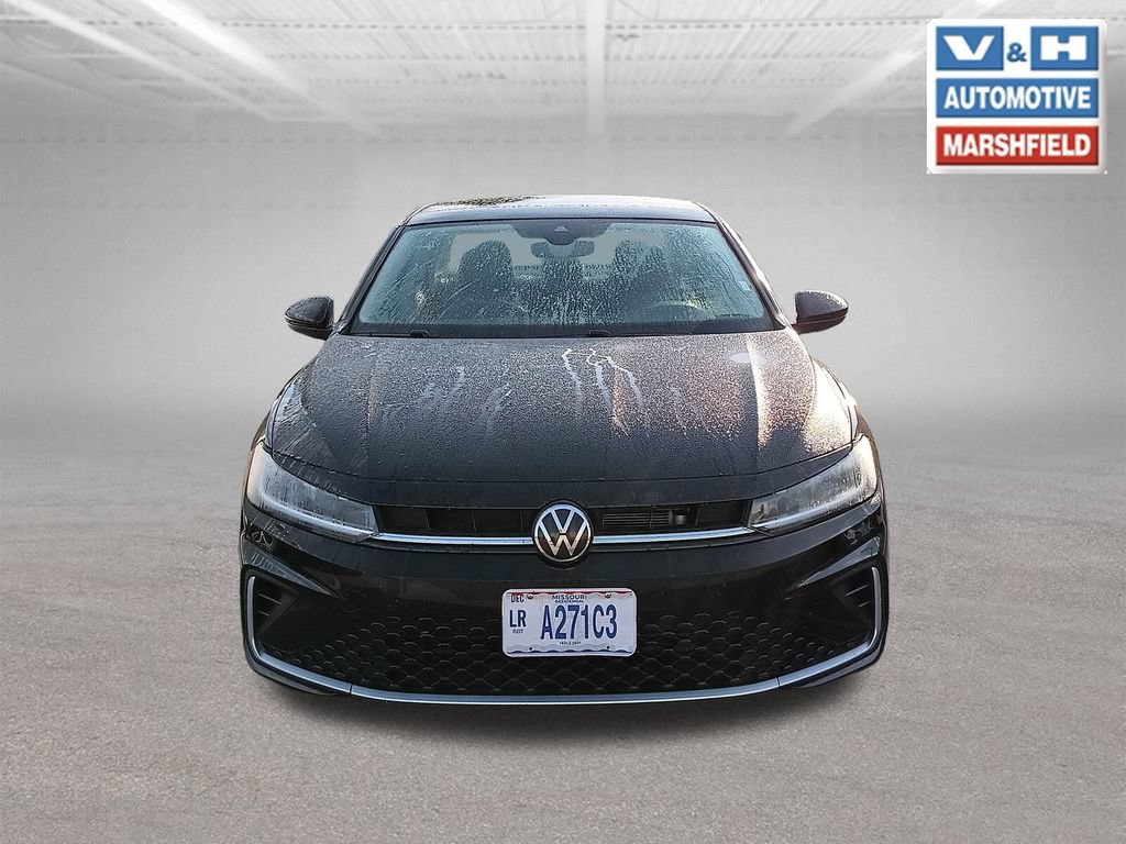 Used 2025 Volkswagen Jetta SE FWD image 2