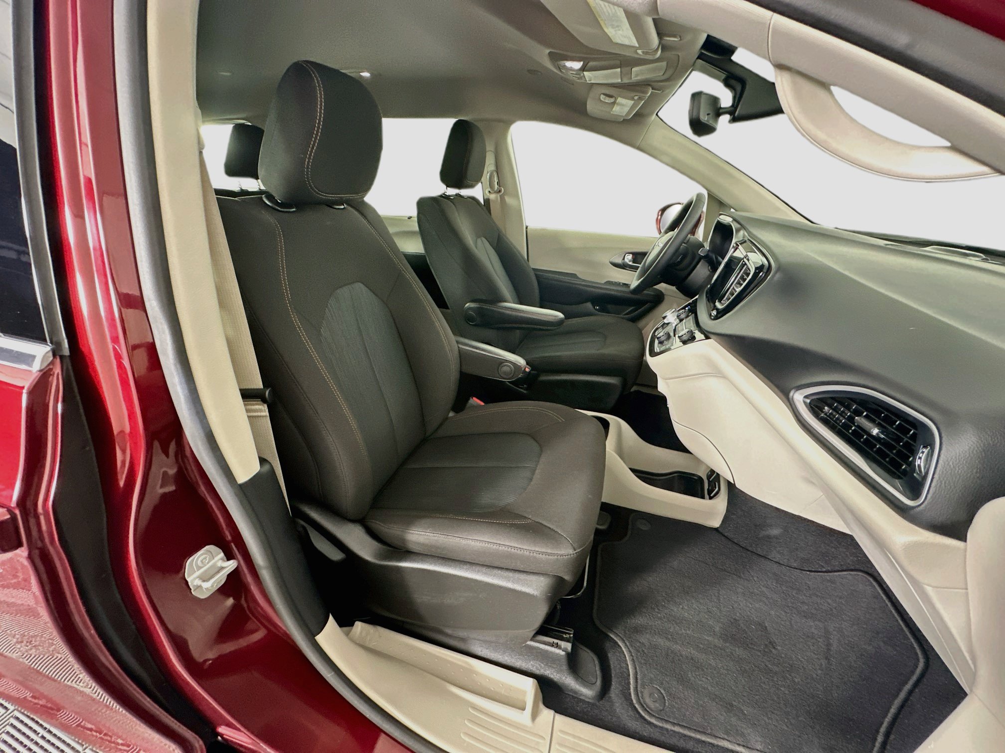 Used 2020 Chrysler Pacifica Touring FWD image 33