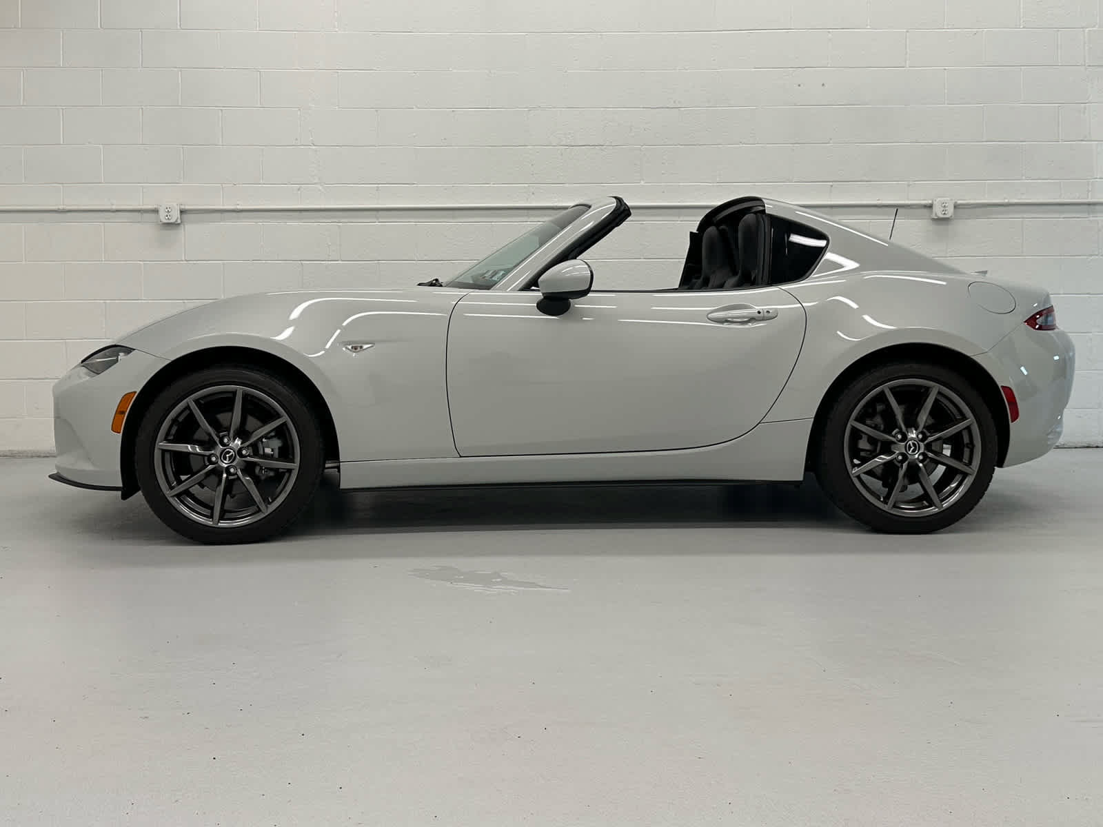 Used 2017 MAZDA MX-5 Miata RF Grand Touring RWD image 3
