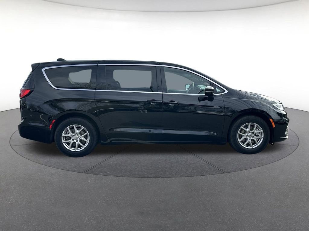 Used 2025 Chrysler Pacifica Select image 7