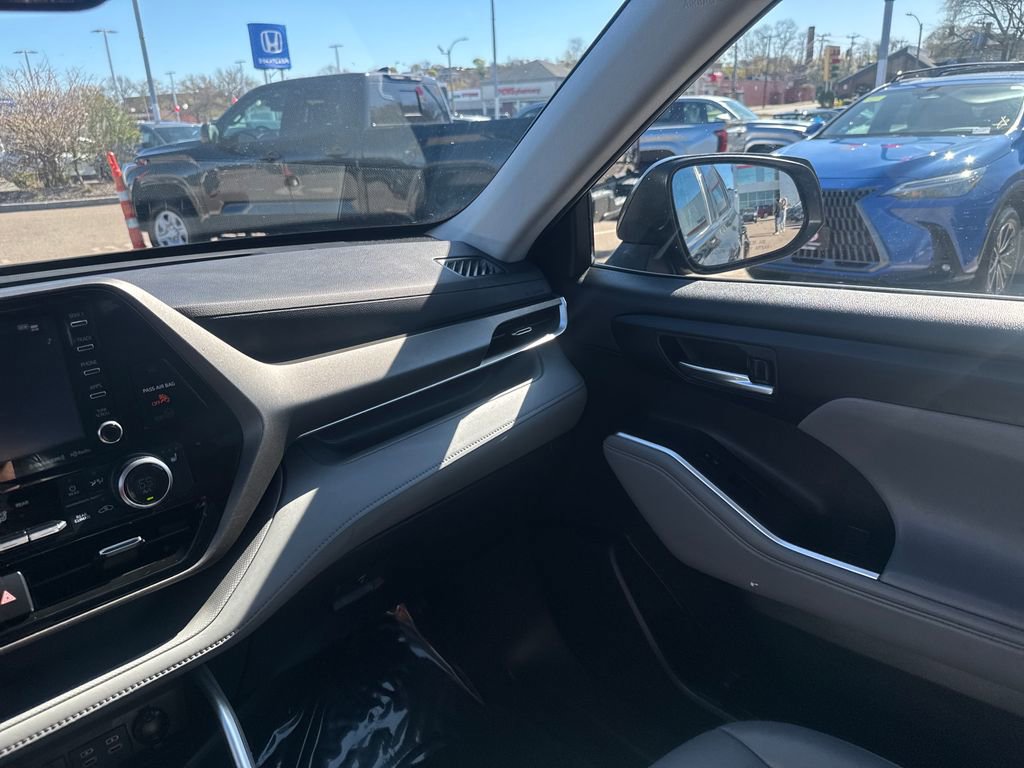 Used 2022 Toyota Highlander XLE AWD/4WD image 32