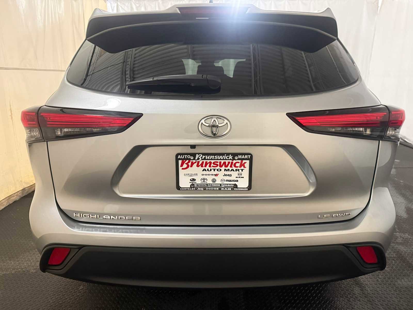 Used 2023 Toyota Highlander LE AWD/4WD image 16