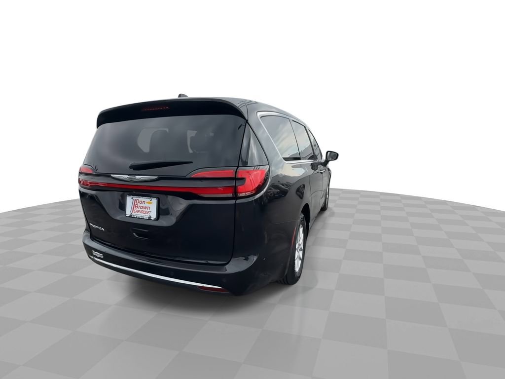 Used 2023 Chrysler Pacifica Touring-L FWD image 8
