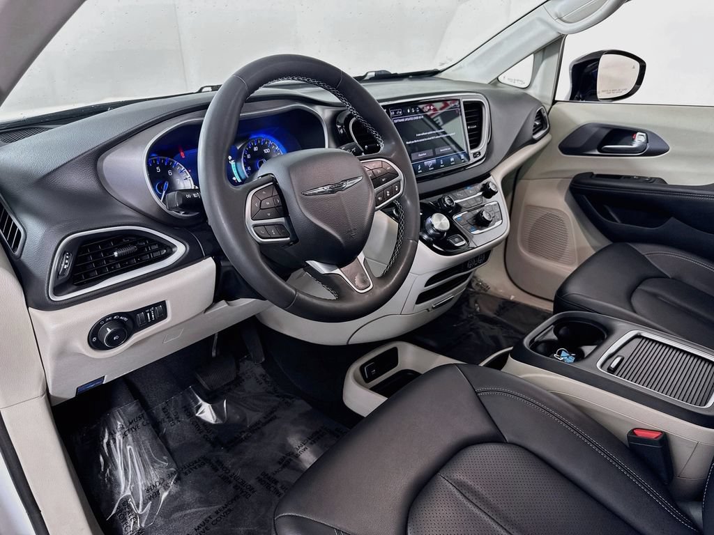 Used 2024 Chrysler Pacifica Touring-L FWD image 9
