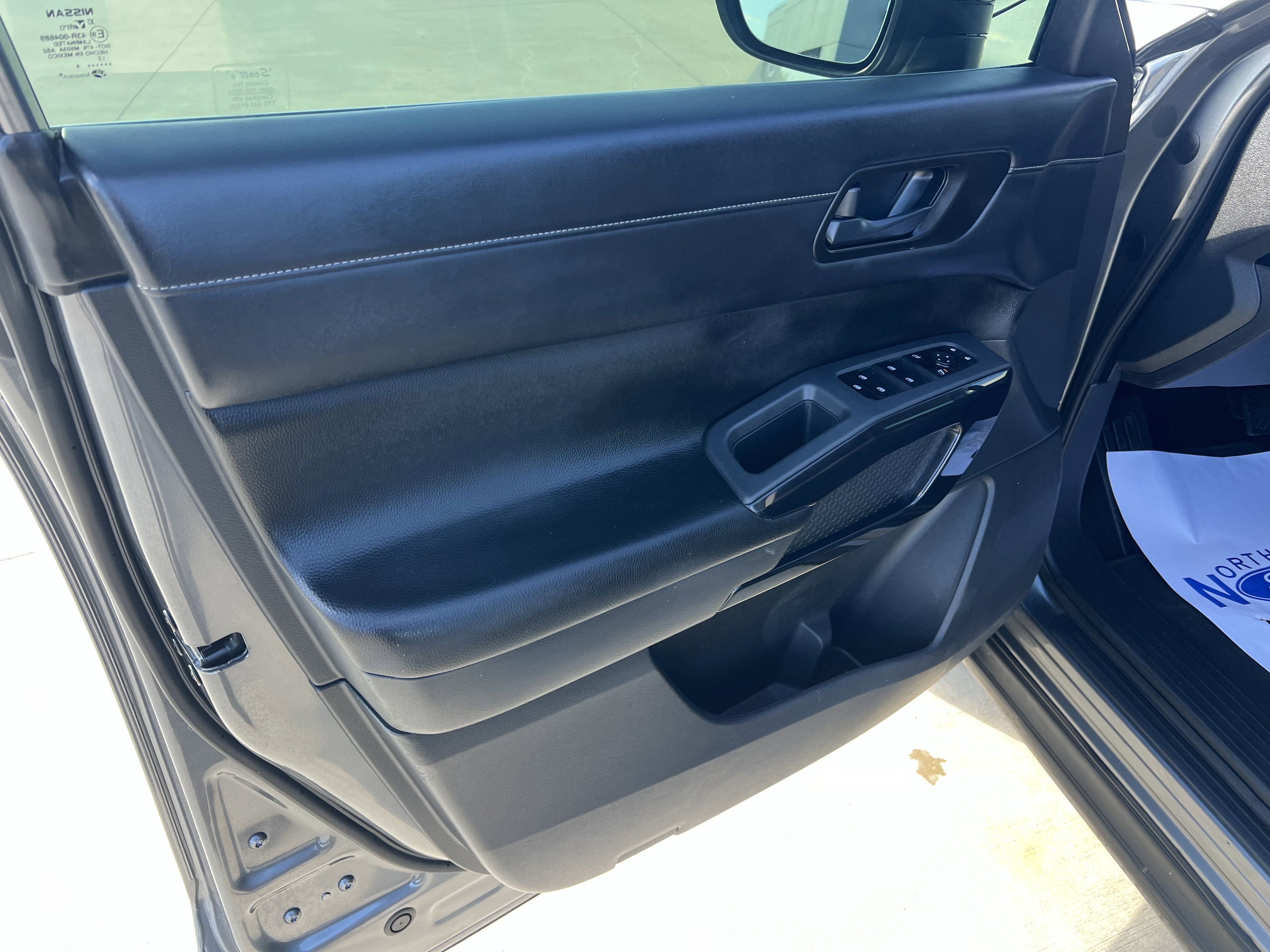 Used 2024 Nissan Pathfinder S image 23