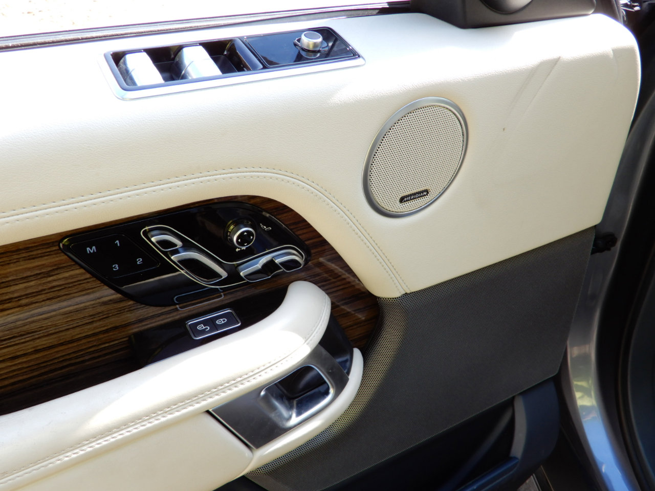 Used 2019 Land Rover Range Rover HSE image 25