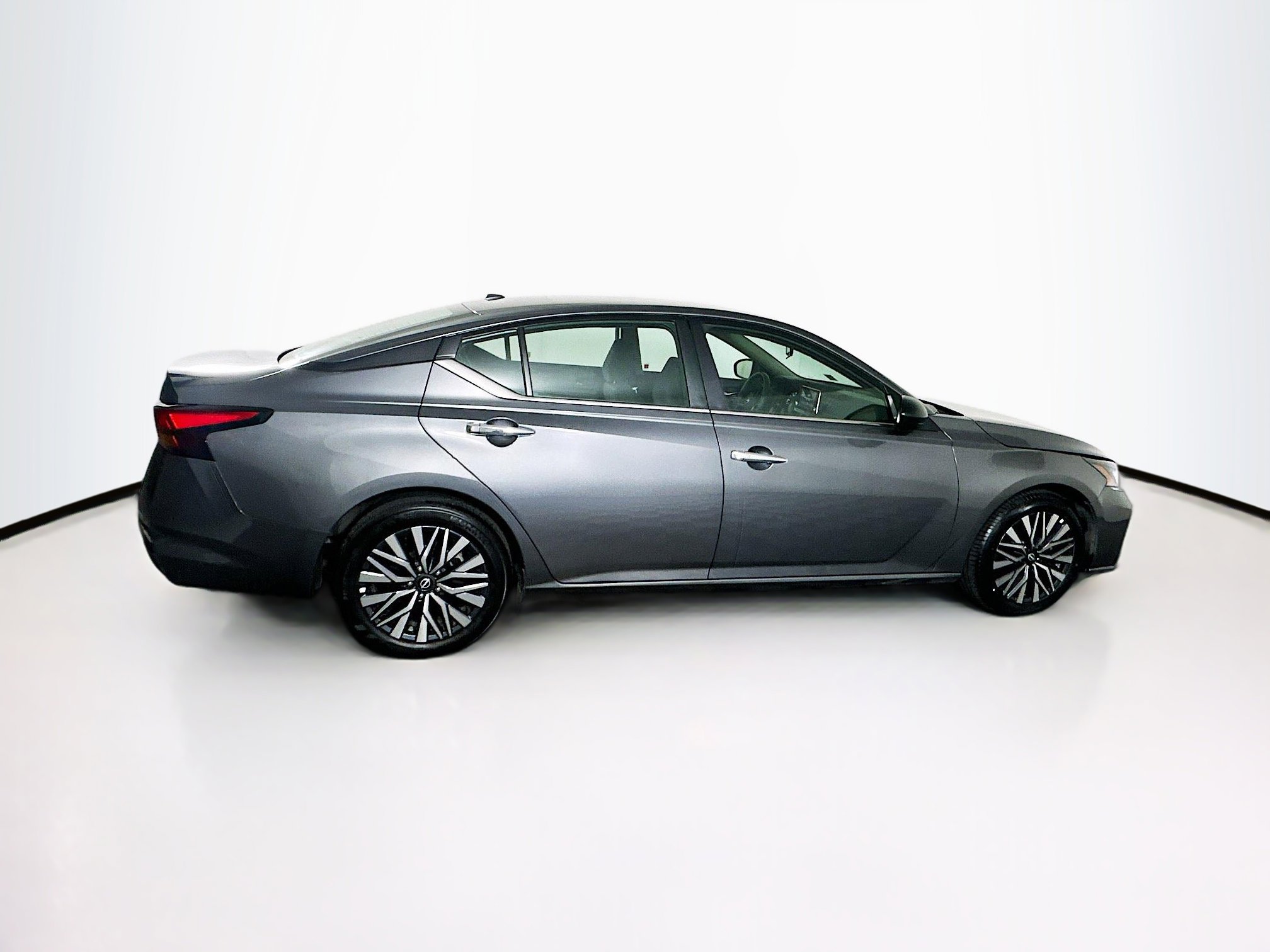 Used 2025 Nissan Altima 2.5 SV image 10