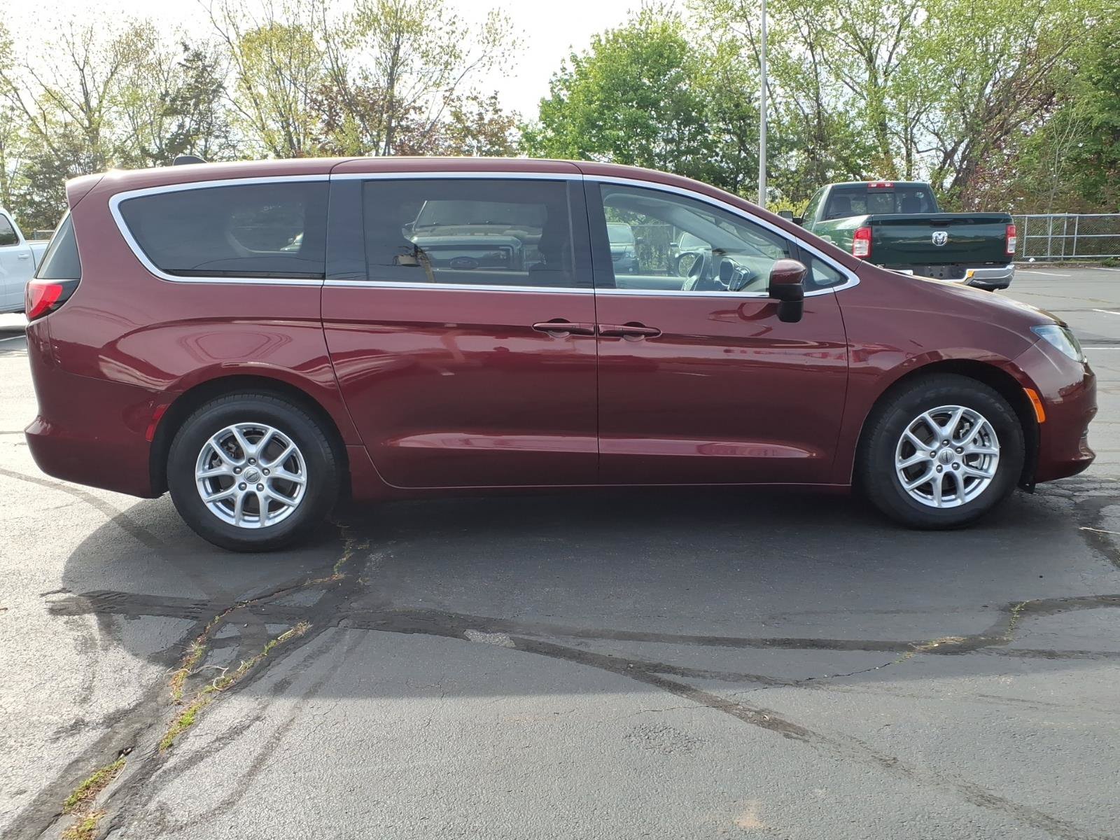 Certified 2022 Chrysler Voyager LX FWD image 9