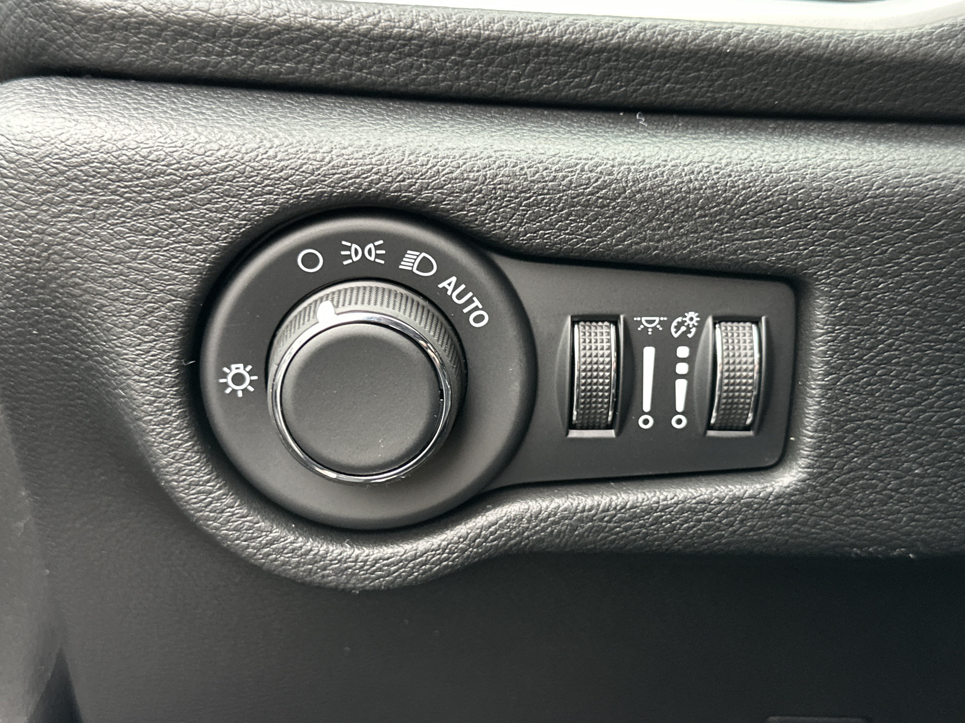 New 2027 Chrysler Pacifica Select w/ Family Tech Group FWD image 10