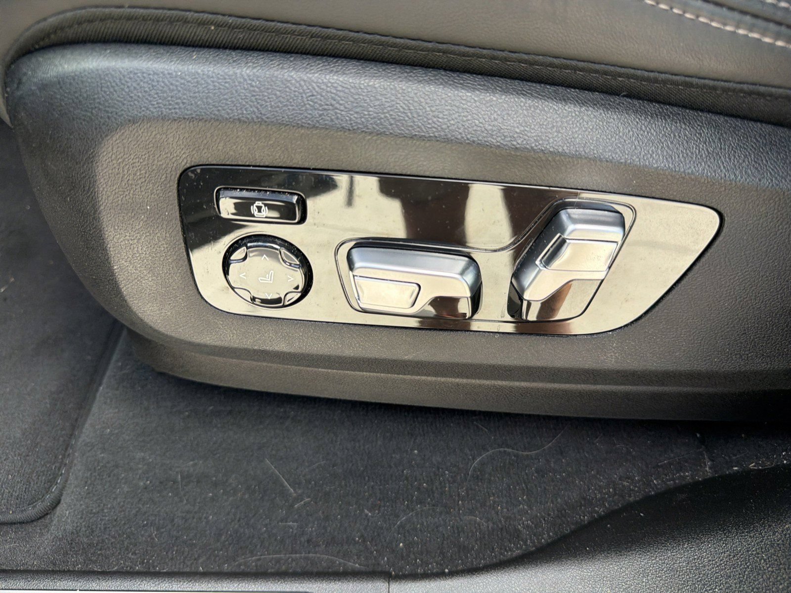 Used 2024 BMW X5 sDrive40i w/ M Sport Package RWD image 25