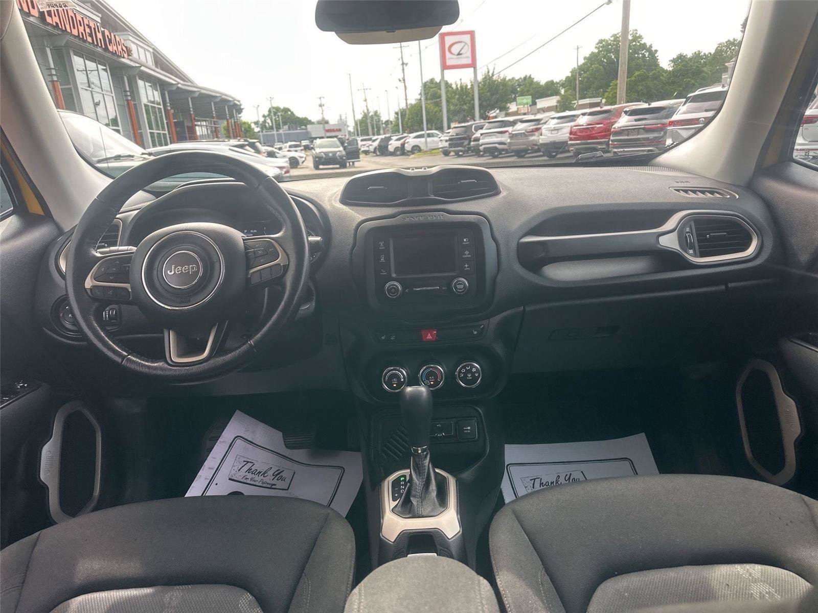 Used 2017 Jeep Renegade Latitude w/ Cold Weather Group FWD image 12